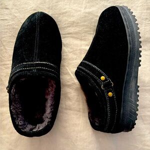 (NWOT) RJ's Fuzzies Black leather and sheepskin slip on shoes in size 7